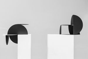 Photograph of black sculpture with white pedestals and background by artist Alejandro Urrutia, resident artist at GlogauAIR 2019