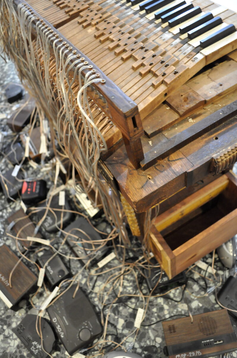 Francisco_Emily_05_Collecting-Fragments-of-Time_The-Trans-Harmonium_credit-artist