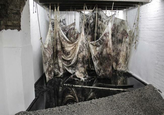 El Arribo
Site specific instalation, paint and sanding on cloth , rope burned oil gravel and timbers, 90 m3, 2016