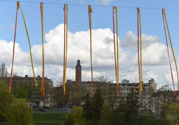 work by former resident artist at glogauair, Laurent Trezegnies, Parkunst Brussels Sculpture, colored straps, in motion, 80 meters length, 8 meters high, straps /2M, 2016